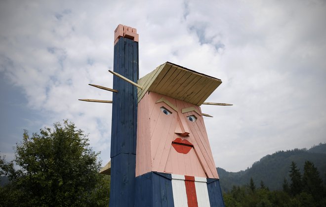 O postavitvi kipa so se poleti razpisali številni tuji mediji. FOTO: Blaž Samec/Delo