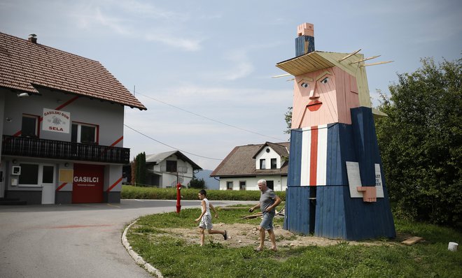 Približno osem metrov visoko leseno skulpturo so avgusta pri gasilskem domu v Selih pri Kamniku postavili člani Športnega in kulturnega društva Sela. FOTO: Blaž Samec/Delo