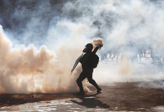 Protestniki v Čilu že tedne vztrajajo na ulicah. FOTO: Ivan Alvarado/Reuters