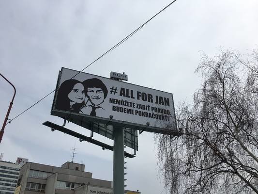 Napis na plakatu po umoru februarja lani: »# ALL FOR JAN. Ne morete ubiti resnice. Nadaljevali bomo!« FOTO: Aljaž Vrabec/Delo