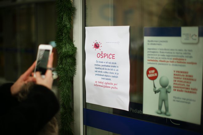 Na infekcijski kliniki UKC Ljubljana v zadnjem tednu niso obravnavali novih primerov z ošpicami. Je pa na kliniki ena oseba že več kot teden dni hospitalizirana in hudo bolna. FOTO: Jure Eržen/Delo