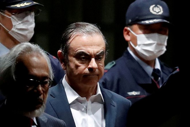Carlos Ghosn aprila letos na sodišču. FOTO: Issei Kato/Reuters