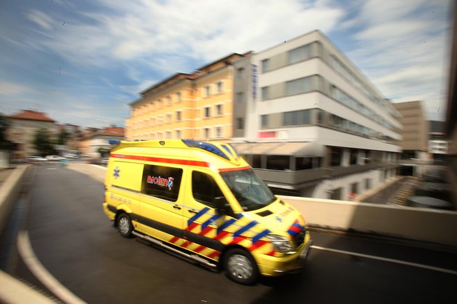 Otrok in mamica sta zdrava, reševalci so ju prepeljali v porodnišnico Ljubljana. FOTO: Jure Eržen/Delo