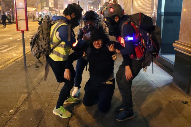 Shod je po večini potekal mirno, ponekod pa se je sprevrgel v kaos, ko je policija protestnike skušala razgnati s solzivcem.&nbsp;FOTO: Lucy Nicholson/Reuters