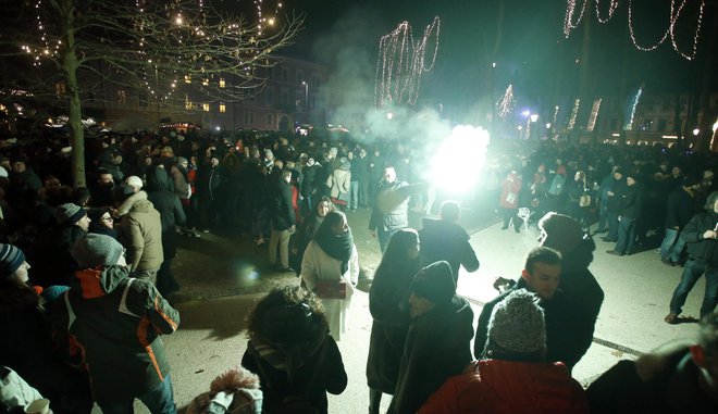 Slovenski mladostniki ob vstopu v leto 2020 niso pretiravali z alkoholom.&nbsp; FOTO:&nbsp; Roman Šipić/Delo