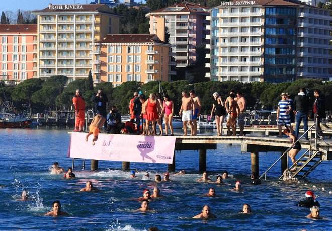 Morje je imelo nekaj manj kot 14 stopinj Celzija. FOTO: Tomi Lombar/Delo