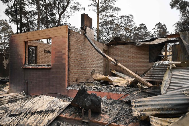 Oblasti so razglasile izredne razmere. Konec tedna bo znova izjemno vroče in vetrovno. FOTO: Peter Parks/AFP