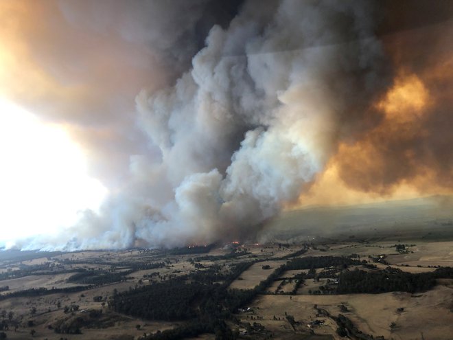 Dim nad zvezno državo Victoria. FOTO: Glen Morey/Reuters