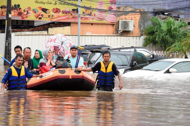 Gre za ene najhujših poplav v zadnjih letih v Džakarti. FOTO: Antara/Reuters