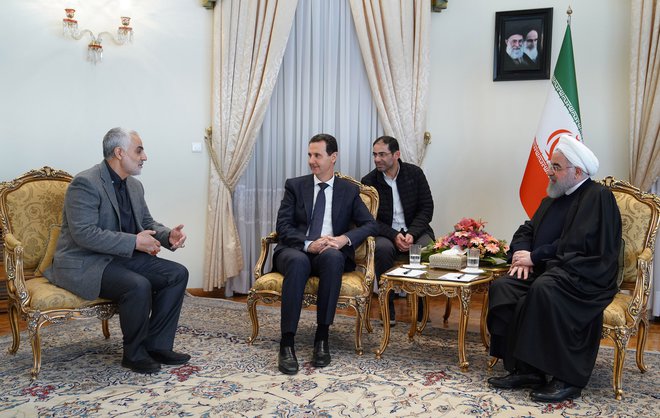 Kasem Solejmani februarja letos med pogovorom z Bašarjem al Asadom in&nbsp;Hasanom Rohanijem. FOTO: SANA/AFP