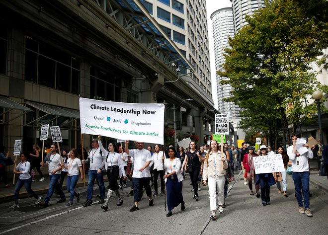 Amazonovi zaposleni za podnebno pravičnost so se lani jeseni udeležili protestnega pohoda proti podnebnim spremembam v Seattlu. FOTO: Lindsey Wasson/Reuters