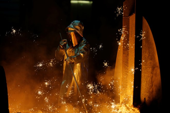 Proizvodnja v jeklarni nemške skupine ThyssenKrupp. Povpraševanje po novih delavcih v Nemčiji upada že od marca 2018. FOTO: Leon Kuegeler/Reuters