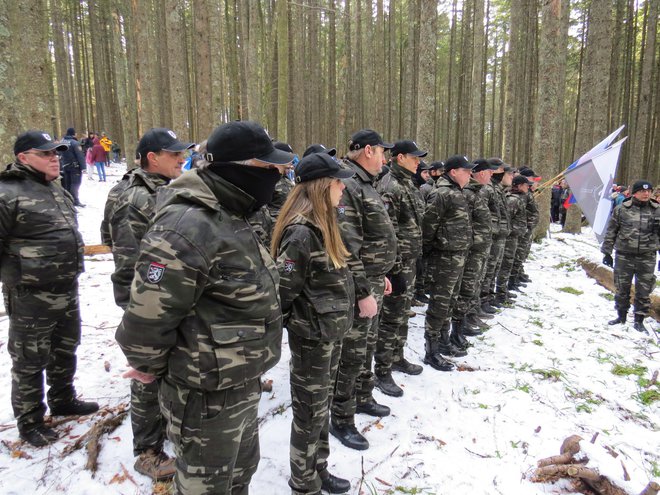 Vardisti pravijo, da so miroljubni in od glave do pete za Slovenijo. Njihov zbor je bil pospremljen z žvižgi. FOTO: Bojan Rajšek/Delo