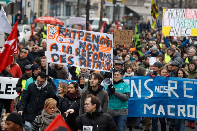 O protestih proti pokojninski reformi danes poročajo tudi iz Marseilla na jugu države, kjer se je zbralo več sto ljudi. FOTO: Francois Guillot/Afp