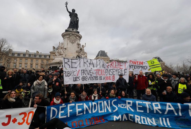 Glede na najnovejšo raziskavo 61 odstotkov vprašanih podpira stavko, a je podpora za pet odstotnih točk nižja kot v sredini decembra. FOTO: Francois Guillot/Afp