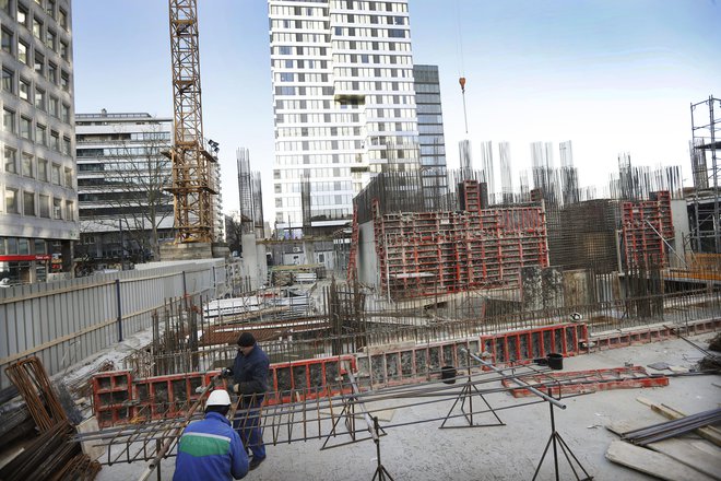 Po nekajmesečni ustavitvi del na Bavarskem dvoru delavci hitijo z gradnjo petzvezdičnega hotela Atower. Odprli naj bi ga v začetku prihodnjega leta. FOTO: Leon Vidic/Delo