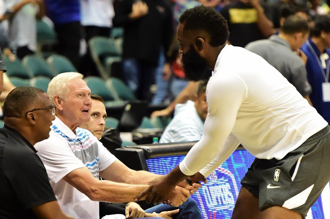 Jerry West uživa veliko spoštovanje med košarkarji. Vodilni strelec lige NBA James Harden ga je z zadovoljstvom pozdravil. FOTO: USA Today Sports