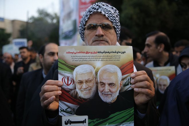 Občutek je, kot da je po petkovi tektonski ameriški zunajsodni eksekuciji iranskega generala celoten Bližnji vzhod v &ndash; suspenzu. FOTO: Hossein Mersadi/AFP