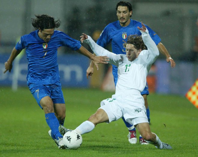 Mauro Camoranesi (levo) in Andrej Komac sta v Celju v kvalifikacijski tekmi za SP v Nemčiji leta 2004 bila bitko na sredini igrišča. To je bila zadnja tekma, ki jo je Italija izgubila na njeni poti do naslova svetovnega prvaka. FOTO: Matej Družnik/Delo