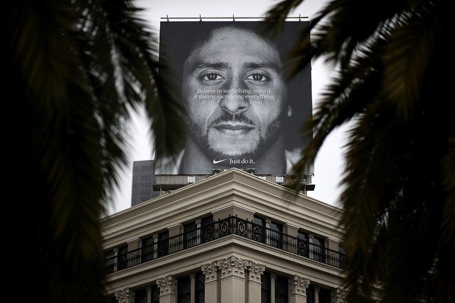 Bo Kaepernick po zadnji kritiki ameriške zunanje politike ostal eden od ambasadorjev proizvajalca športne opreme Nike? Foto Afp