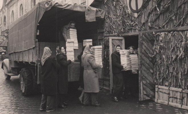 Dostava daril za novoletno obdarovanje otrok leta 1953. FOTO: Fototeka Pelikan, ZAC