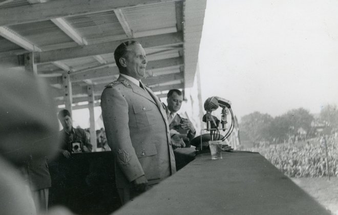 Po govoru Josipa Broza Tita na Ostrožnem v Celju leta 1954, ko je poudaril pomen samooskrbe in dejal, da se poje preveč kruha, so začeli peči manjše žemlje, ki se jih je prijelo ime ostrožnice. FOTO: Pelikan, hrani MNZC