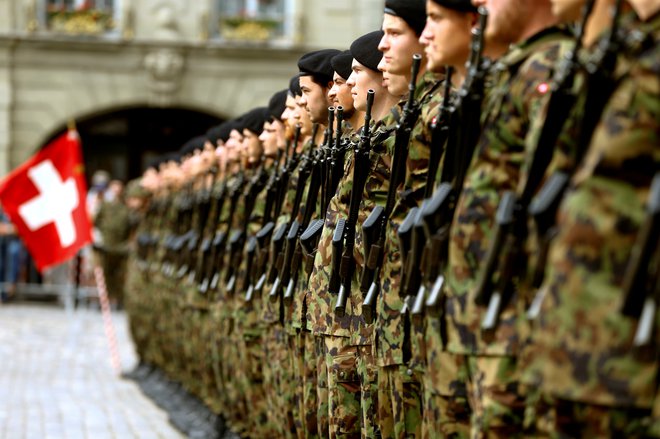 V nasprotju s Slovenijo, kjer je vsakršen nakup vojaške opreme opremljen z žigom &raquo;tajno&laquo;, po besedah Adija Kužnika v Švici nakupov vojaške opreme ne skrivajo. Foto Reuters