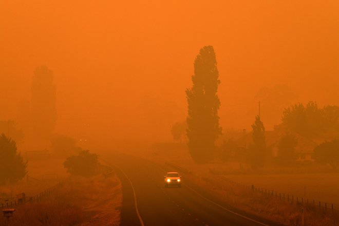 V avstralski prestolnici so zaradi onesnaženosti zraka zaprti muzeji, galerije, parki, uradi in univerze, na tamkajšnjem letališču pa so odpovedali številne lete.&nbsp;FOTO: Saeed Khan/AFP