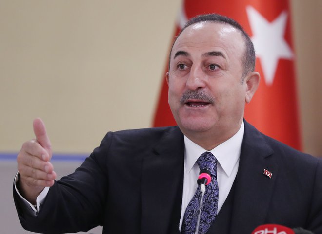 Turški zunanji minister Mevlut Cavusoglu je zanikal, da bi Turčija za boj v Libiji novačila pripadnike Svobodne sirske vojske. FOTO: Adem Altan/AFP