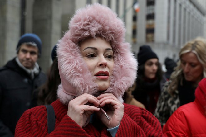 Rose McGowan pred sodiščem. Pred dnevi je tvitnila: »Nisem te pozabila, Harvey, moje telo te ni pozabilo.« Foto Reuters