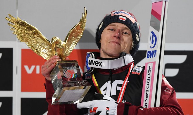 Dawid Kubacki je tretji Poljak, ki je osvojil prestižnega zlatega orla za zmagovalca prestižne novoletne turnje štirih skakalnic. FOTO: AFP
