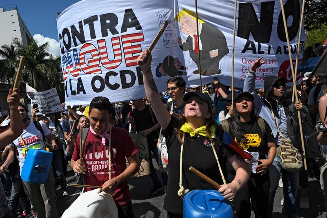 Kolumbijski protestniki novembra v Medellinu. FOTO: Joaquin Sarmiento/AFP