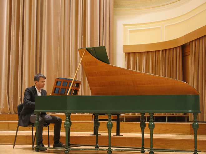 Tomaž Sevšek igra na kopijo čembala iz obdobja baroka.<br />
Foto Zdenko Matoz