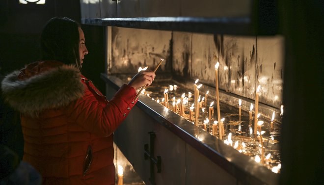 V ljubljanski pravoslavni cerkvi pravoslavni božič praznujejo z obredi na badnji dan, s polnočno liturgijo in z obredi na sam praznik. FOTO: Jože Suhadolnik/Delo