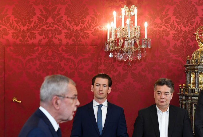 Govor predsednika Von der Bellna, v ozadju Sebastian Kurz in Werner Kogler. FOTO: Joe Klamar/AFP