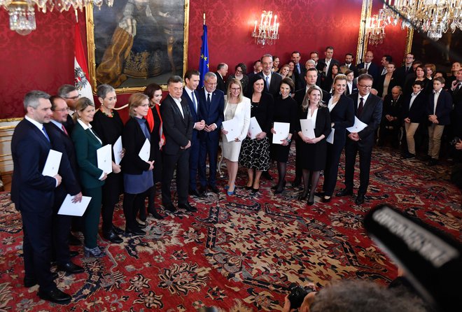 ÖVP ima v novi vladi v skladu z volilnim izidom največ ministrov, in sicer deset, ter še kanclerski položaj. Zelenim pa so pripadli štirje ministrski položaji. FOTO: Joe Klamar/AFP