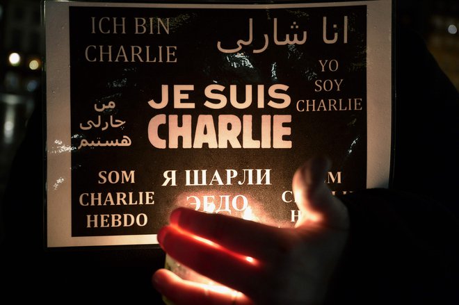 &raquo;Sem Charlie. Mi vsi smo Charlie.&laquo; Napis, ki je preplavil Pariz in&nbsp; druge kraje po svetu dan po terorističnem napadu 7. januarja leta 2015. FOTO: AFP