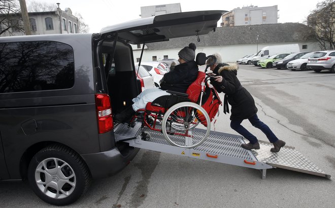 Osebna asistenca mora biti namenjena samostojnosti uporabnika in njegovi vključenosti v družbo, so opozorili v invalidskih organizacijah. FOTO: Blaž Samec/Delo