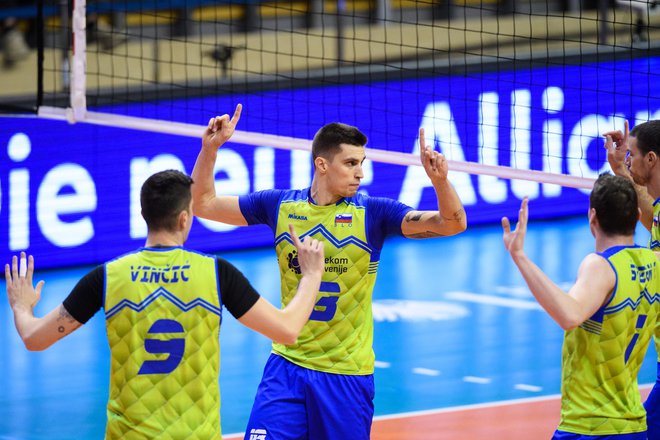 Slovenci so imeli težko nalogo proti gostiteljem, a so na koncu vknjižili zmago. FOTO: Conny Kurth/CEV