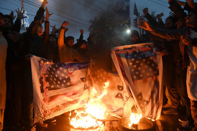 Sežiganje ameriške in izraelske zastave v Pakistanu. Foto Arif Ali Afp