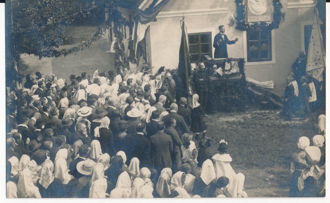 Ko so 12. septembra 1920 v Hrovači slovesno odprli spominsko ploščo na rojstni hiši jezikoslovca patra Stanislava Škrabca, je govoril tudi Jože Ilc. Foto arhiv Muzej Ribnica