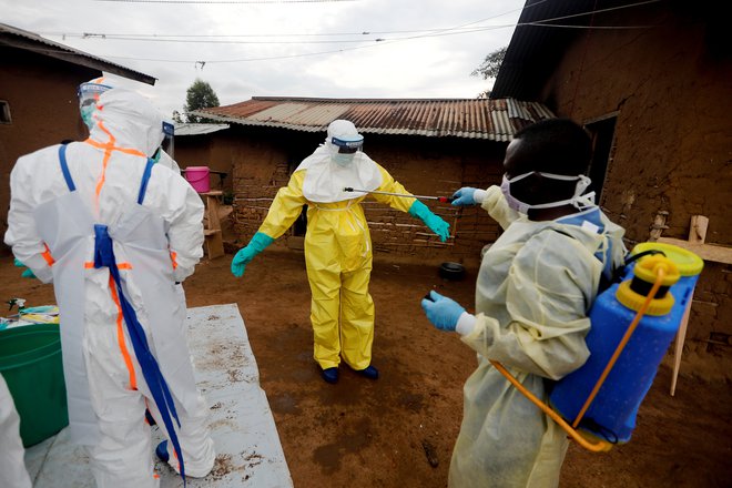 Poleg ošpic se v Kongu že nekaj časa spopadajo tudi z epidemijo ebole, ki je doslej pomorila okrog 3000 ljudi. FOTO: Zohra Bensemra/Reuters