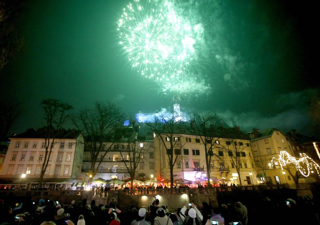 Na silvestrovo in na prvi dan novega leta so se v Ljubljani vrednosti majhnih delcev približale 100 µg/m3, kar je dvakrat presežena mejna vrednost. FOTO: Roman Šipić