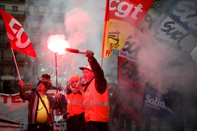 Na bučni ulici ni popuščanja. FOTO: Reuters