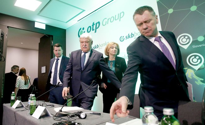 Vodstvi OTP in SKB bank na današnji tiskovni konferenci. Z leve Zsolt Barna, Sándor Csányi, Anita Stojčevska in Laszlo Wolf. Foto Roman Šipić