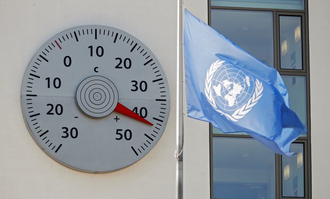 Na sedež okvirne konvencije Združenih narodov v Bonnu so v opomin politikom namestili ogromen termometer. FOTO: Wolfgang Rattay/Reuters