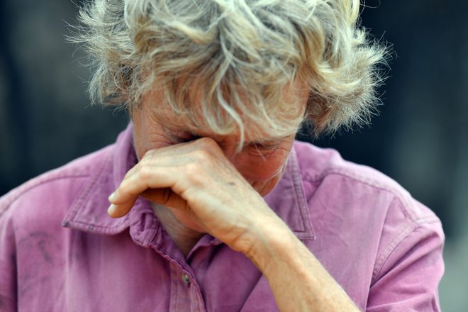 Prebivalka od požarov uničenega Batlowa Stephenie Bailey ne more skriti čustev. FOTO: Saeed Khan/AFP