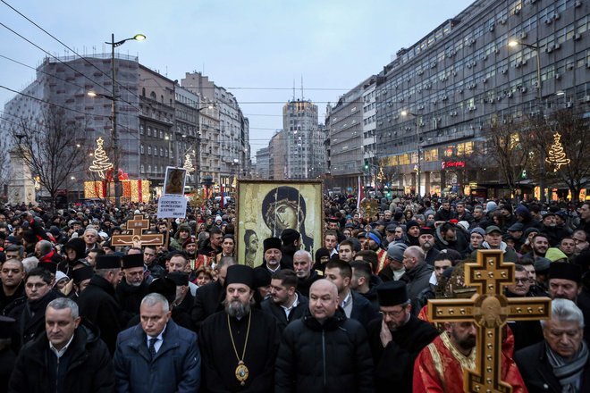 Molitvena procesija proti črnogorskemu zakonu o verski svobodi včeraj popoldan v Beogradu. Foto: Marko Djurica/Reuters