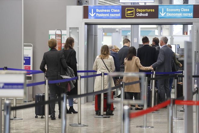 Po stečaju Adrie Airways so se številni potniki preusmerili na zagrebško letališče, Nomago uvaja tudi direktno avtobusno povezavo z njim. FOTO: Leon Vidic/Delo