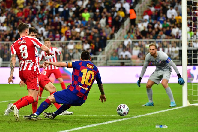 Atletico Madrid's Slovenian goalkeeper Jan Oblak (R) watches as Atletico Madrid's Spanish midfielder Saul Niguez (L) marks Barcelona's Argentine forward Lionel Messi (C) during the Spanish Super Cup semi final between Barcelona and Atletico Madrid on January 9, 2020, at the King Abdullah Sport City in the Saudi Arabian port city of Jeddah. - The winner will face Real Madrid in the final on January 12. (Photo by Giuseppe CACACE / AFP)